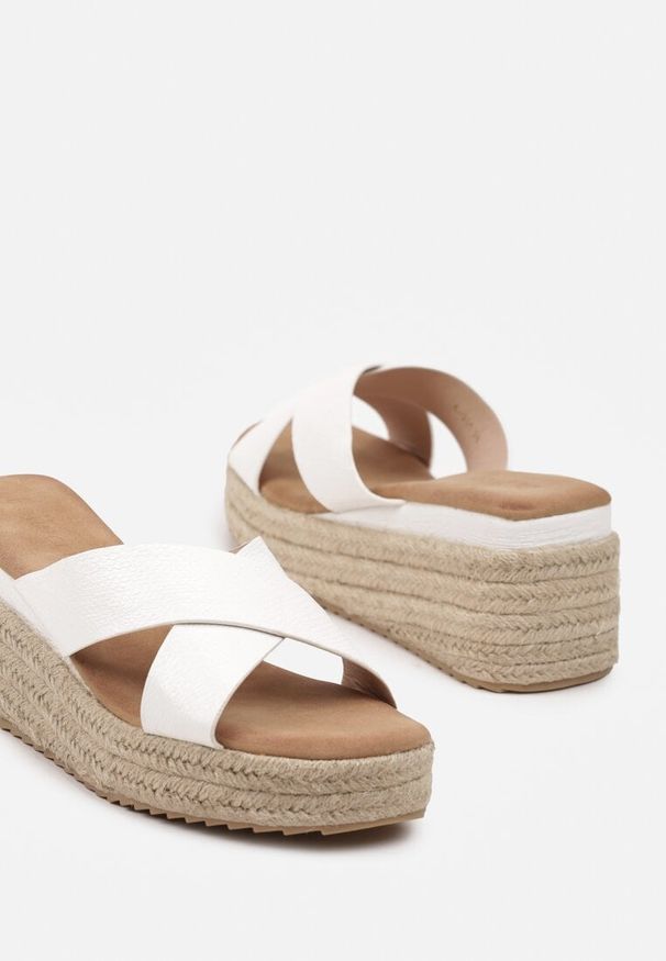 Renee - Białe Casualowe Klapki na Koturnie w Stylu Boho Crisamara. Okazja: na co dzień. Kolor: biały. Materiał: len. Sezon: lato. Obcas: na koturnie. Styl: boho, casual. Wysokość obcasa: średni