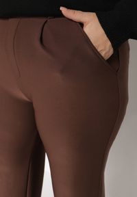 Born2be - Brązowe Spodnie z Bawełną o Szerokim Kroju z Wysokim Stanem Danniva. Okazja: do pracy, na co dzień, na spotkanie biznesowe. Stan: podwyższony. Kolekcja: plus size. Kolor: brązowy. Materiał: bawełna. Sezon: jesień. Styl: klasyczny, casual, elegancki, biznesowy #3