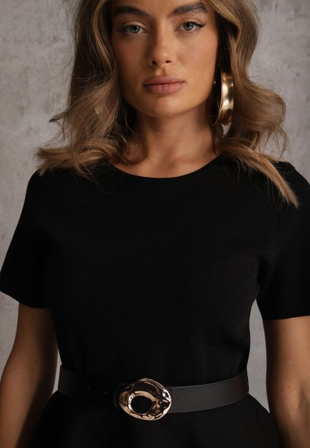 Renee - Czarna Dzianinowa Bluzka Baskinka z Paskiem i Klamrą Megassa. Kolor: czarny. Materiał: dzianina