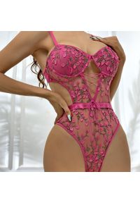 Intica - Body z delikatnym kwiatowym haftem Zlatana. Kolor: różowy. Materiał: materiał. Wzór: kwiaty, haft