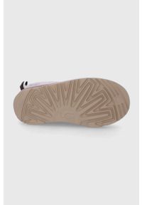 Ugg - UGG Śniegowce zamszowe dziecięce Mini Bailey Glitz. Nosek buta: okrągły. Kolor: fioletowy. Materiał: zamsz. Szerokość cholewki: normalna