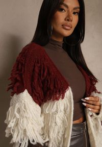 Renee - Bordowy Kardigan Bez Zapięć z Domieszką Wełny Zdobiony Imitacją Piór Lanitia. Okazja: na co dzień. Kolor: czerwony. Materiał: wełna. Wzór: aplikacja. Styl: casual #4