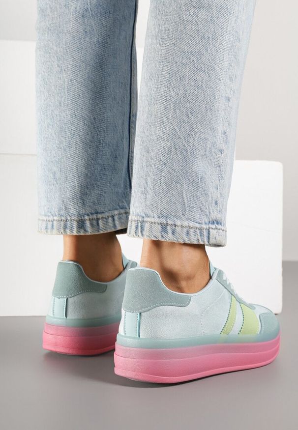Renee - Niebiesko-Różowe Sneakersy w Stylu Tenisówek z Geometrycznym Wzorem Melundea. Okazja: na co dzień. Kolor: niebieski. Materiał: jeans. Wzór: geometria. Obcas: na obcasie. Wysokość obcasa: niski