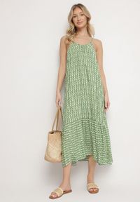 Born2be - Zielona Bawełniana Sukienka Rozkloszowana z Geometrycznym Wzorem Niladora. Okazja: na co dzień. Kolor: zielony. Materiał: bawełna. Długość rękawa: na ramiączkach. Wzór: geometria. Sezon: lato. Styl: casual #1