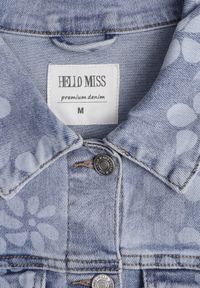 Born2be - Niebieska Krótka Kurtka Jeansowa z Bawełną i Wiskozą w Kwiatowy Wzór Neanelith. Okazja: na co dzień. Kolor: niebieski. Materiał: wiskoza, jeans, bawełna. Długość: krótkie. Wzór: kwiaty. Styl: casual, elegancki #5