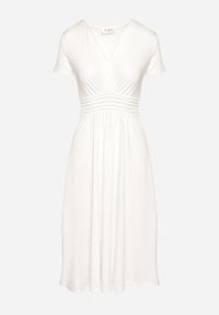 Born2be - Biała Taliowana Sukienka z Dekoltem na Zakładkę Quimadea. Okazja: na spotkanie biznesowe. Kolor: biały. Materiał: materiał. Wzór: aplikacja. Styl: elegancki, biznesowy #6