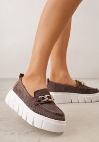 Renee - Brązowe Perforowane Mokasyny ze Skóry Naturalnej z Aplikacją na Platformie Heilarta. Kolor: brązowy. Materiał: skóra. Szerokość cholewki: normalna. Wzór: aplikacja. Obcas: na platformie #8