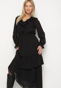 Born2be - Czarna Siateczkowa Sukienka VICES o Rozkloszowanym Kroju z Falbanami Arevite. Typ kołnierza: dekolt w kształcie V. Kolor: czarny. Typ sukienki: rozkloszowane. Styl: klasyczny #6