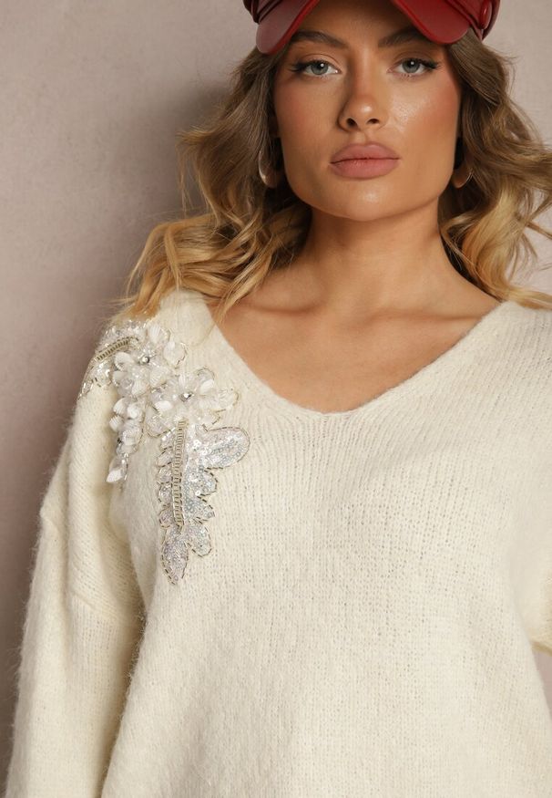 Renee - Jasnobeżowy Sweter z Wełną Ozdobiony Cekinami i Kwiatami 3D Calimi. Okazja: na co dzień. Kolor: beżowy. Materiał: wełna. Długość rękawa: długi rękaw. Długość: długie. Wzór: aplikacja, kwiaty. Sezon: jesień, zima. Styl: klasyczny, casual