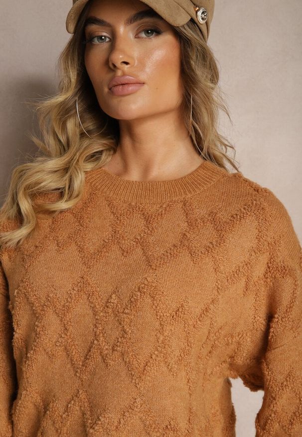 Renee - Brązowy Luźny Sweter o Pudełkowym Kroju i Tłoczonym Splocie ze Ściągaczami Elomara. Okazja: na co dzień. Kolor: brązowy. Materiał: jeans. Wzór: ze splotem. Styl: casual, elegancki