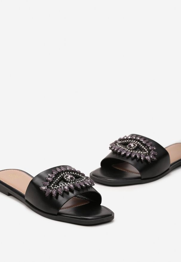 Renee - Czarne Klapki z Paskiem Ozdobionym Cyrkoniami Aisline. Kolor: czarny. Wzór: aplikacja. Sezon: lato