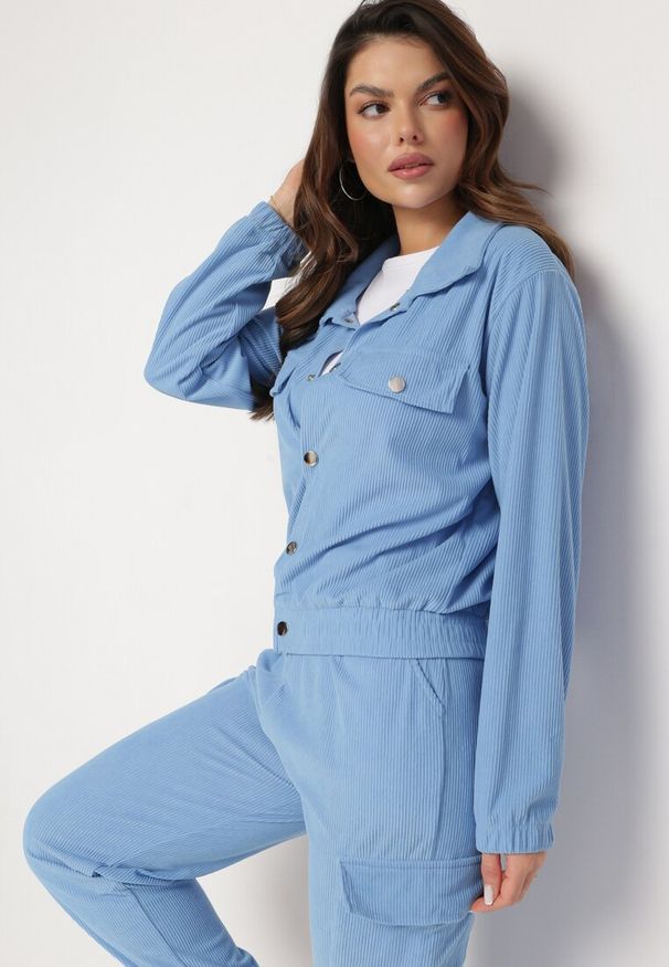 Born2be - Niebieski Komplet Dresowy Utility z Bluzą z Kołnierzykiem i Joggerami z Szerokimi Klapami Imixa. Kolor: niebieski. Materiał: dresówka. Wzór: aplikacja