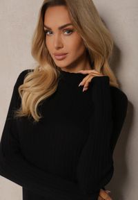 Renee - Czarna Dzianinowa Sukienka z Wiskozą Zdobiona Rozcięciami u Dołu i Prążkowaniem Ninnita. Okazja: na co dzień. Kolor: czarny. Materiał: wiskoza, dzianina, prążkowany. Długość rękawa: długi rękaw. Wzór: aplikacja. Typ sukienki: proste. Styl: casual #5