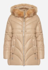 Born2be - Beżowa Pikowana Kurtka o Trapezowym Kroju z Kapturem i Odpinanym Futerkiem Deolaine. Okazja: na co dzień. Typ kołnierza: kaptur. Kolor: beżowy. Materiał: futro. Długość rękawa: długi rękaw. Długość: długie. Styl: elegancki, casual #4