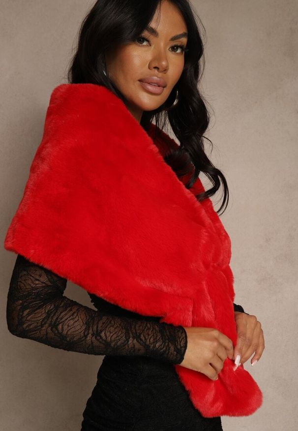Renee - Czerwone Ponczo z Ozdobnym Futerkiem Cralinne. Kolor: czerwony. Materiał: futro