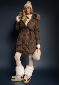 Renee - Brązowa Długa Pikowana Kurtka w Stylu Parki z Troczkiem w Pasie i Sztucznym Futerkiem Abelasa. Okazja: na co dzień. Kolor: brązowy. Materiał: futro. Długość: długie. Sezon: zima. Styl: casual, street, klasyczny #2