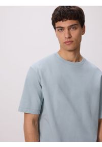 Reserved - Bawełniany t-shirt boxy - morski. Kolor: morski. Materiał: bawełna