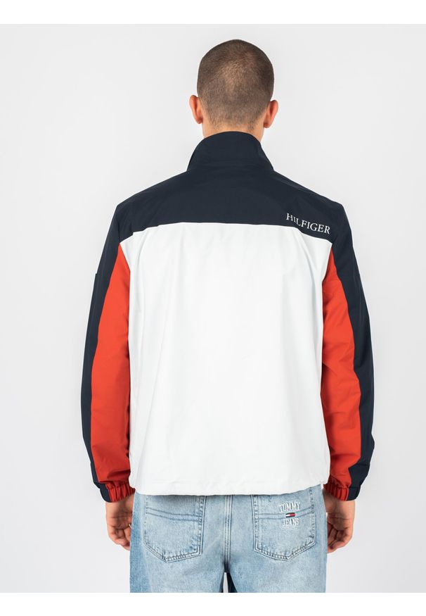 TOMMY HILFIGER - Tommy Hilfiger Kurtka | MW0MW226090 | Mężczyzna | Biały, Granatowy. Okazja: na co dzień. Typ kołnierza: kołnierzyk stójkowy. Kolor: biały, niebieski, wielokolorowy. Materiał: poliester. Wzór: aplikacja, nadruk. Styl: casual