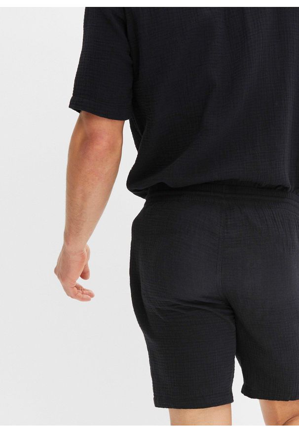 bonprix - Długie szorty muślinowe, Regular Fit. Kolor: czarny. Długość: długie