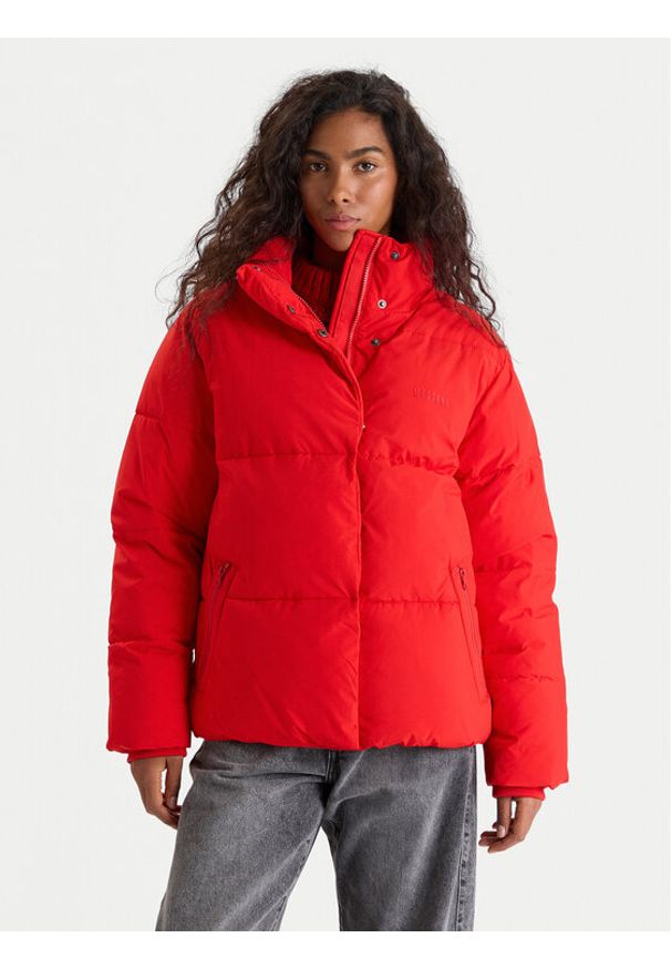 Mustang Kurtka zimowa Gillian 1016744 Czerwony Relaxed Fit. Kolor: czerwony. Materiał: syntetyk. Sezon: zima