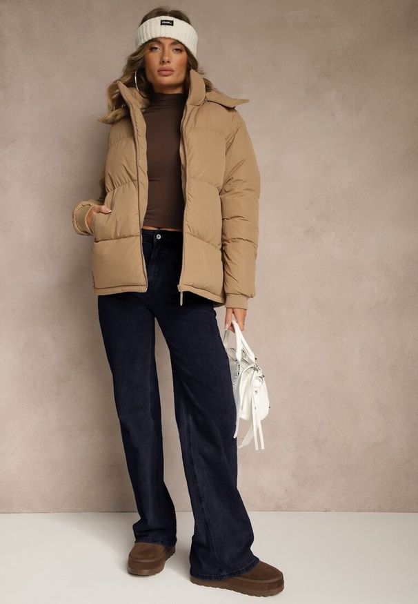 Renee - Ciemnobeżowa Pikowana Kurtka z Odpinanym Kapturem Lucane. Kolor: beżowy. Materiał: jeans. Styl: elegancki