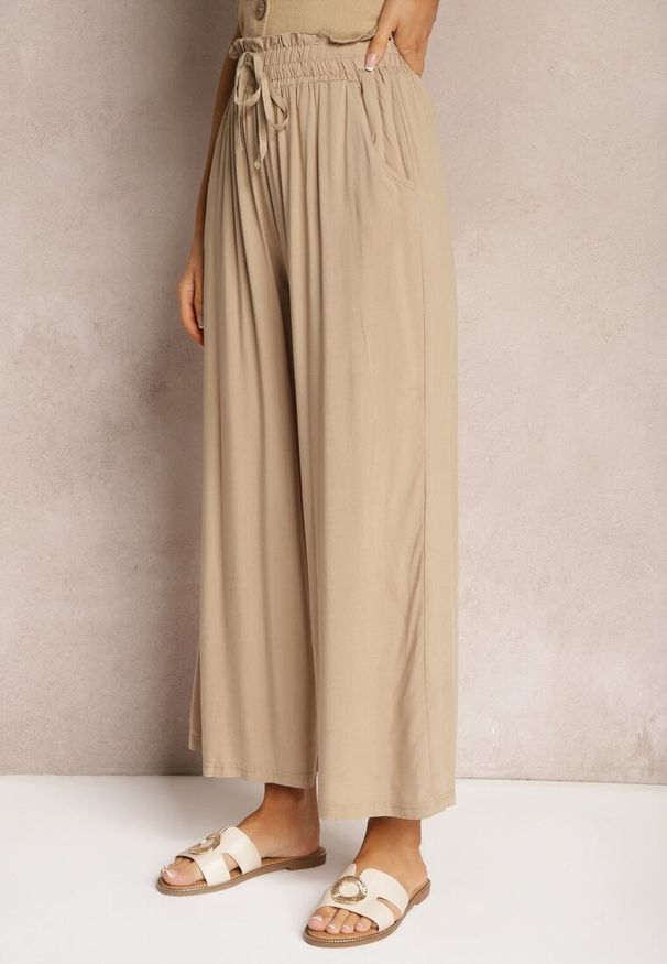 Renee - Jasnobeżowe Spodnie Palazzo High Waist z Bawełny Wykończone Gumką w Talii Nellsea. Okazja: na co dzień. Stan: podwyższony. Kolor: beżowy. Materiał: bawełna. Styl: casual, elegancki