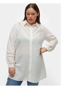 Vero Moda Curve Sukienka koszulowa Chris 10301894 Biały Regular Fit. Kolor: biały. Materiał: syntetyk. Typ sukienki: koszulowe #4