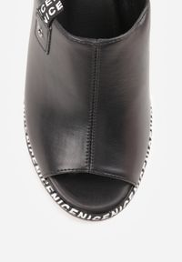 Renee - Czarne Klapki na Koturnie z Otwartym Noskiem Kenara. Nosek buta: otwarty. Kolor: czarny. Obcas: na koturnie #6