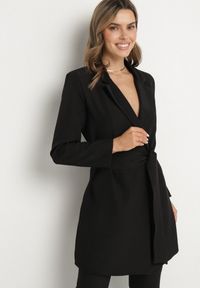 Born2be - Czarna Sukienka w Stylu Marynarki z Paskiem i Usztywnionymi Ramionami Etinella. Okazja: na spotkanie biznesowe. Kolor: czarny. Długość rękawa: długi rękaw. Długość: długie. Styl: elegancki, biznesowy #5