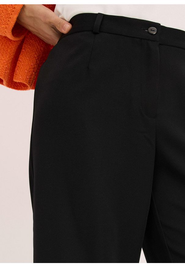 bonprix - Spodnie Marlena z wygodną talią. Kolor: czarny