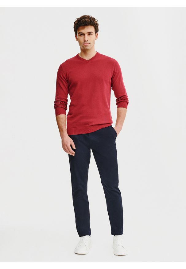 Pako Lorente - PAKO LORENTE – Czerwony męski sweter w serek. Typ kołnierza: dekolt w serek. Kolor: czerwony, zielony. Materiał: bawełna. Sezon: wiosna