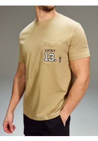 Sinsay - Bawełniana koszulka z krótkim rękawem - beżowy. Kolor: beżowy. Materiał: bawełna. Długość rękawa: krótki rękaw. Długość: krótkie