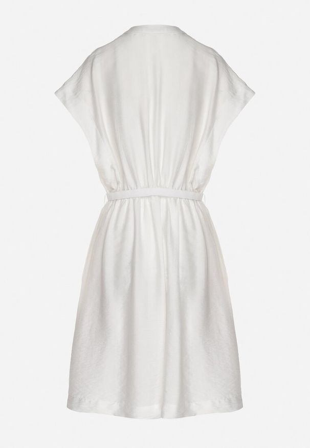 Born2be - Biała Sukienka z Wiskozy o Rozkloszowanym Kroju z Paskiem Sepina. Okazja: na co dzień. Typ kołnierza: dekolt w serek. Kolor: biały. Materiał: wiskoza. Długość rękawa: krótki rękaw. Wzór: aplikacja. Sezon: lato. Styl: elegancki, casual, klasyczny