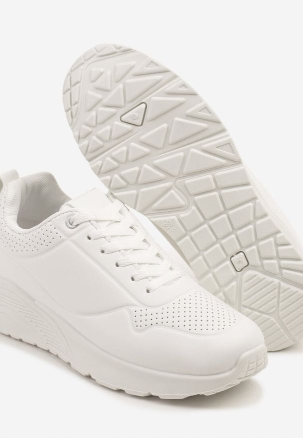 Born2be - Białe Sneakersy Ozdobione Tłoczeniem Ulivianna. Okazja: na co dzień. Kolor: biały. Materiał: jeans. Wzór: aplikacja