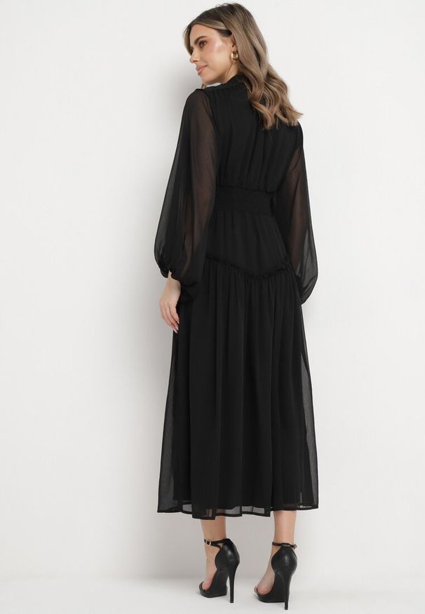 Born2be - Czarna Długa Sukienka Koktajlowa w Stylu Retro z Plisami i Stójką Leowia. Typ kołnierza: kołnierzyk stójkowy. Kolor: czarny. Styl: wizytowy, retro. Długość: maxi