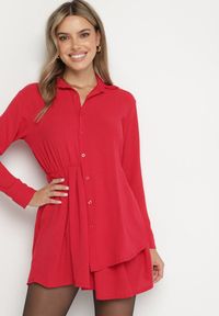 Born2be - Czerwona Asymetryczna Sukienka o Koszulowym Kroju z Gumką w Talii Elodina. Kolor: czerwony. Długość rękawa: długi rękaw. Typ sukienki: koszulowe, asymetryczne. Styl: sportowy, elegancki #5