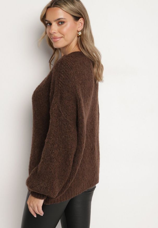 Born2be - Brązowy Sweter o Klasycznym Prostym Kroju z Domieszką Wełny i Wiskozy Sezisya. Okazja: na co dzień. Kolor: brązowy. Materiał: wełna, wiskoza. Długość rękawa: długi rękaw. Długość: długie. Wzór: aplikacja. Sezon: zima, jesień. Styl: klasyczny