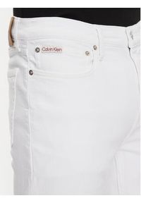 Calvin Klein Jeans Szorty jeansowe J30J327536 Biały Slim Fit. Kolor: biały. Materiał: bawełna #5