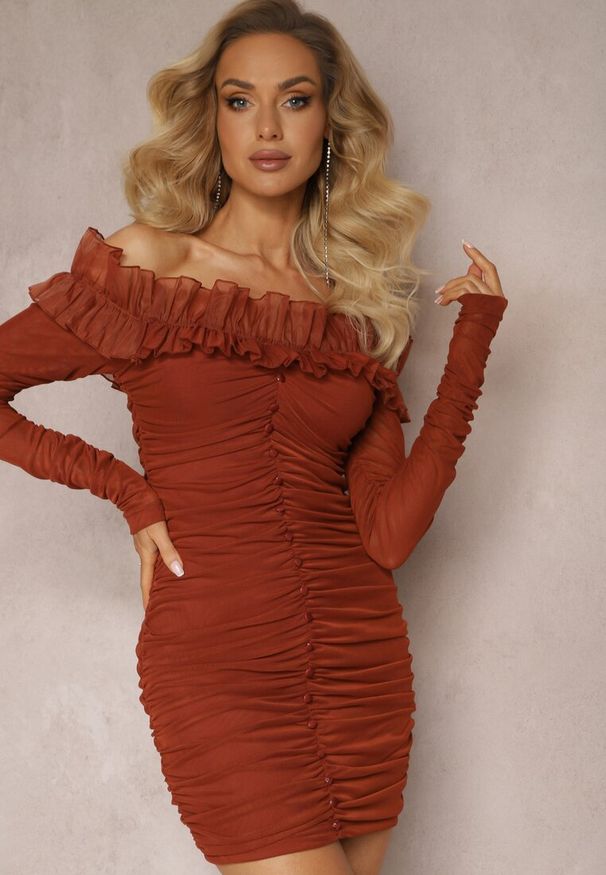 Renee - Brązowa Dopasowana Sukienka Hiszpanka z Siateczki i Falbaną Sprlia. Typ kołnierza: dekolt hiszpanka. Kolor: brązowy