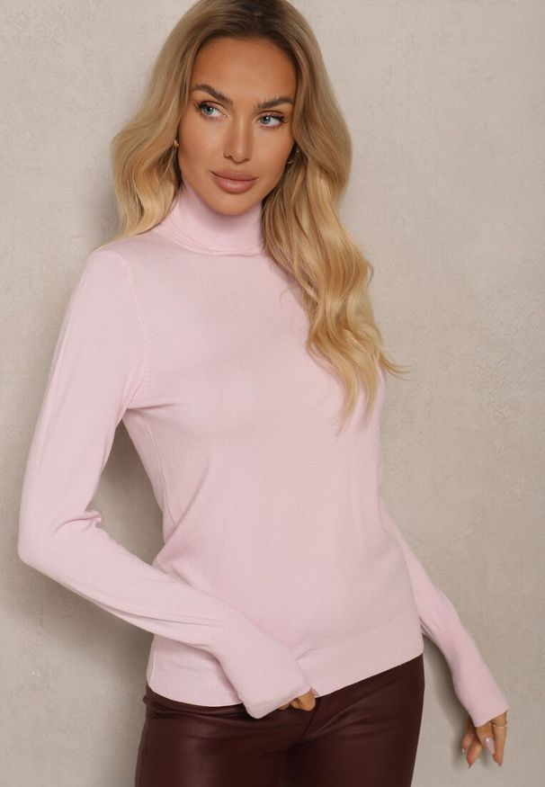 Renee - Jasnoróżowy Golf z Wiskozą i Ściągaczem Izamia. Okazja: na co dzień. Typ kołnierza: golf. Kolor: różowy. Materiał: wiskoza. Styl: elegancki, casual