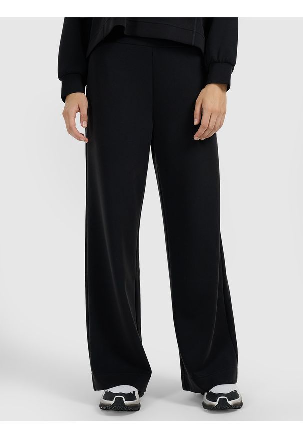 4f - 4F Spodnie dresowe z szerokimi nogawkami z modalem damskie - czarne S. Stan: podwyższony. Kolor: czarny. Materiał: dresówka. Wzór: gładki