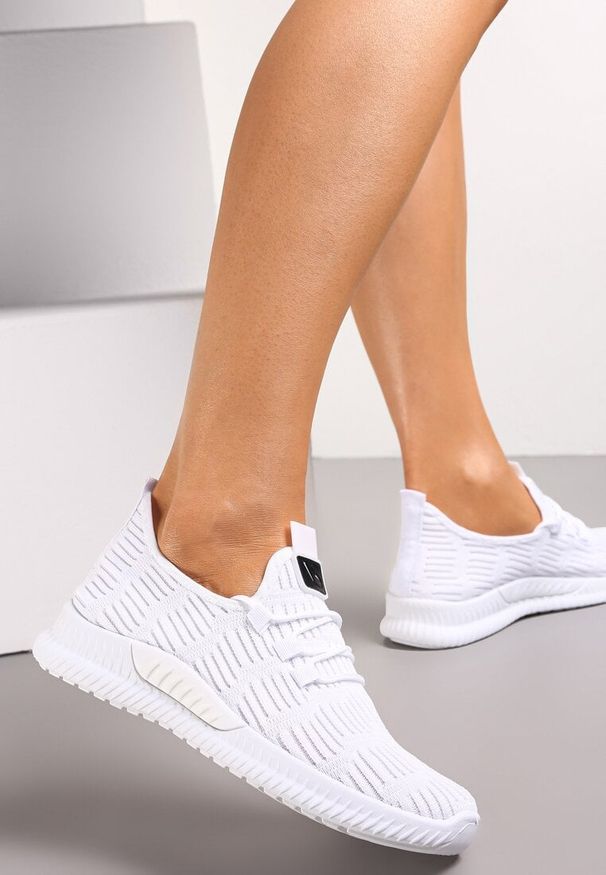 Born2be - Białe Buty Sportowe Westtide. Nosek buta: okrągły. Zapięcie: bez zapięcia. Kolor: biały. Materiał: materiał. Szerokość cholewki: normalna. Wzór: aplikacja