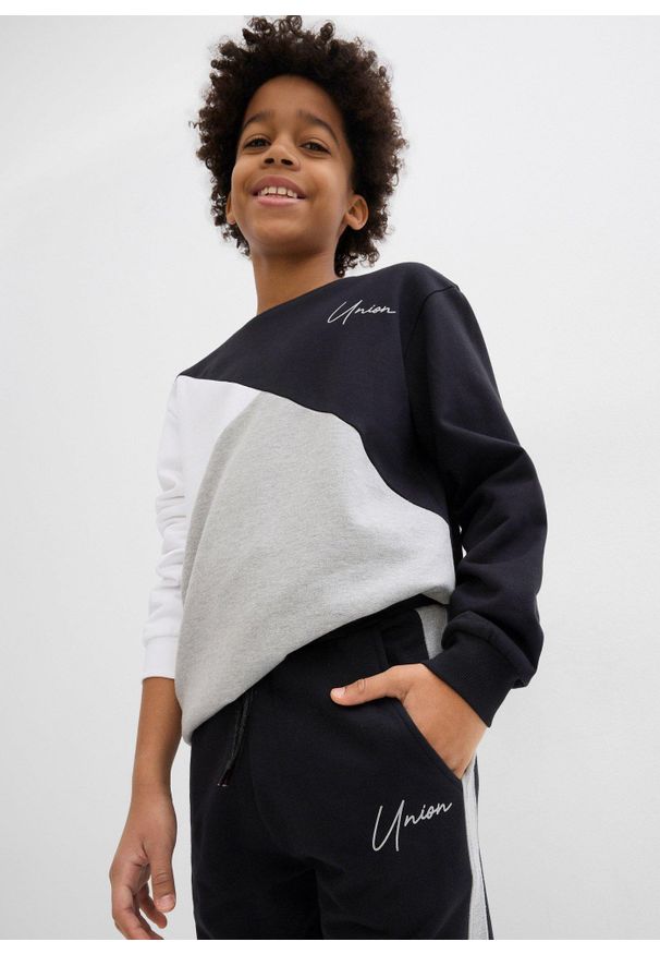 bonprix - Spodnie sportowe z czystej bawełny organicznej. Kolor: czarny. Materiał: bawełna. Styl: sportowy