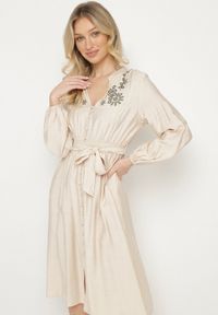 Born2be - Beżowa Sukienka z Wiskozą o Rozkloszowanym Kroju z Wiązaniem i Haftem Velvania. Okazja: na co dzień. Typ kołnierza: dekolt w serek. Kolor: beżowy. Materiał: wiskoza. Wzór: haft. Typ sukienki: rozkloszowane. Styl: casual #4