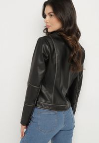 Born2be - Czarna Kurtka Ramoneska Ozdobiona Suwakami i Paskiem Idivaria. Okazja: na co dzień. Kolor: czarny. Materiał: jeans. Wzór: aplikacja. Styl: casual, rockowy, elegancki #6