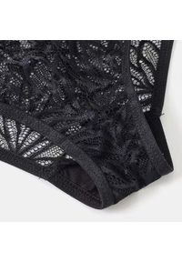 Intica - Figi koronkowe z dużym wycięciem dla podkreślenia sylwetki Drenusha. Kolor: biały. Materiał: koronka. Wzór: koronka #7