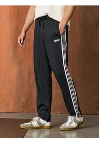 Sinsay - Sportowe spodnie z lampasem SNSY PERFORMANCE - czarny. Kolor: czarny. Styl: sportowy