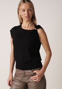 Born2be - Czarna Dzianinowa Bluzka z Wiskozy Bez Rękawów z Biżuteryjną Aplikacją Orinera. Okazja: na co dzień, na spotkanie biznesowe, do pracy. Kolor: czarny. Materiał: dzianina, wiskoza. Długość rękawa: bez rękawów. Wzór: aplikacja. Styl: casual, biznesowy #6