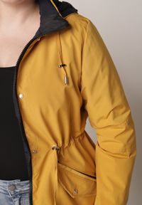 Born2be - Żółto-Granatowa Przejściowa Kurtka Dwustronna Parka z Pikowaniem i Kapturem Tidare. Okazja: na co dzień, na spacer. Kolekcja: plus size. Kolor: żółty. Materiał: jeans, poliester. Styl: casual, sportowy #6