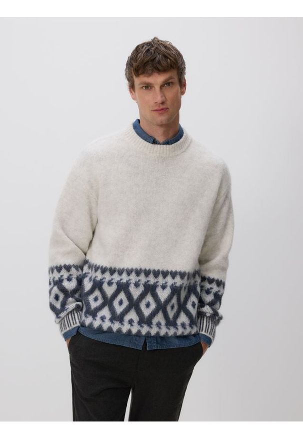 Reserved - Wzorzysty sweter z domieszką wełny - kremowy. Kolor: kremowy. Materiał: wełna